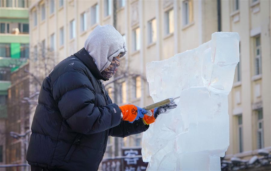 Esculturas de gelo instaladas como adornos em Harbin