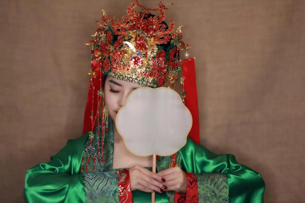 Vlogger chinesa atinge a fama após recriações artesanais de trajes da China antiga