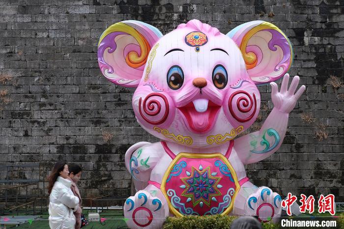 Nanjing: decoração de lanternas comemora Ano Novo Chinês