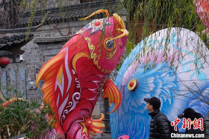 Nanjing: decoração de lanternas comemora Ano Novo Chinês