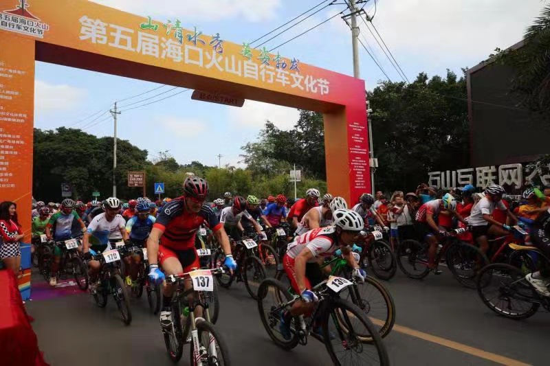 Festival de ciclismo realizado no sopé de montanha vulcânica em Haikou