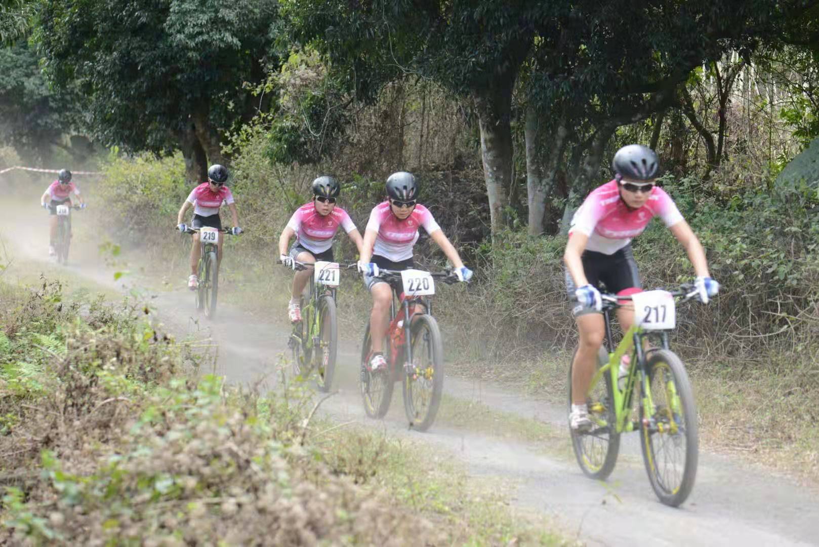 Festival de ciclismo realizado no sopé de montanha vulcânica em Haikou