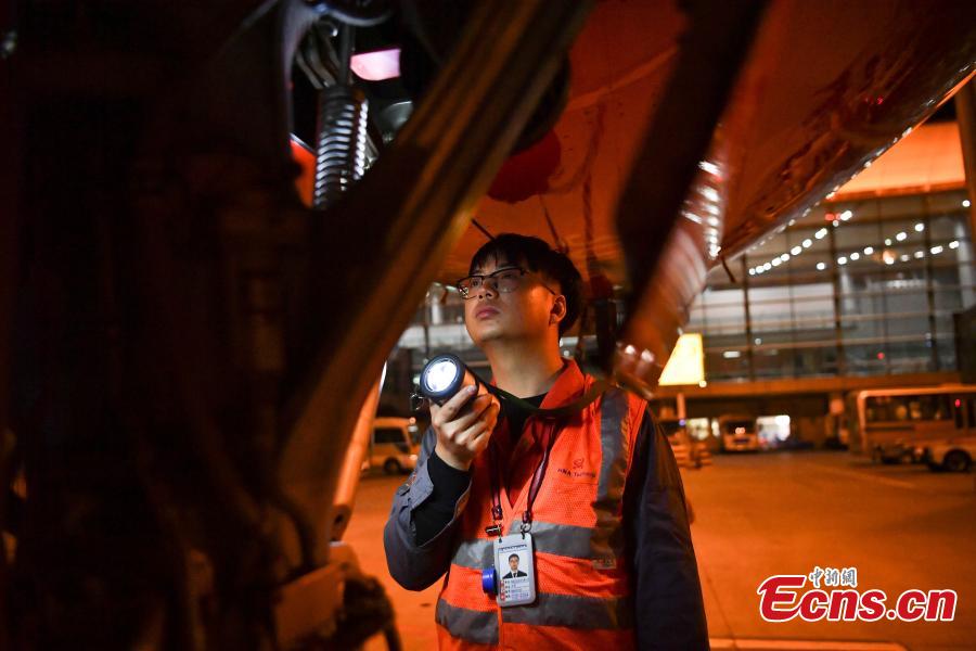 Companhia aérea realiza manutenção de aviões para garantir segurança do chunyun 