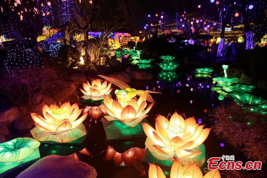 Lanternas coloridas iluminam Xi'an para celebraçar o próximo Ano Novo Chinês