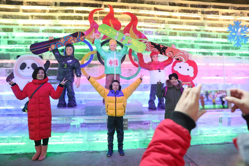 Festival de lanternas de gelo inaugurado em Yanqing