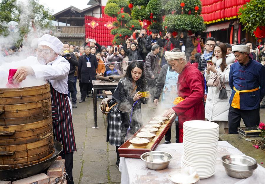 Grande banquete ao ar livre realizado em Chongqing