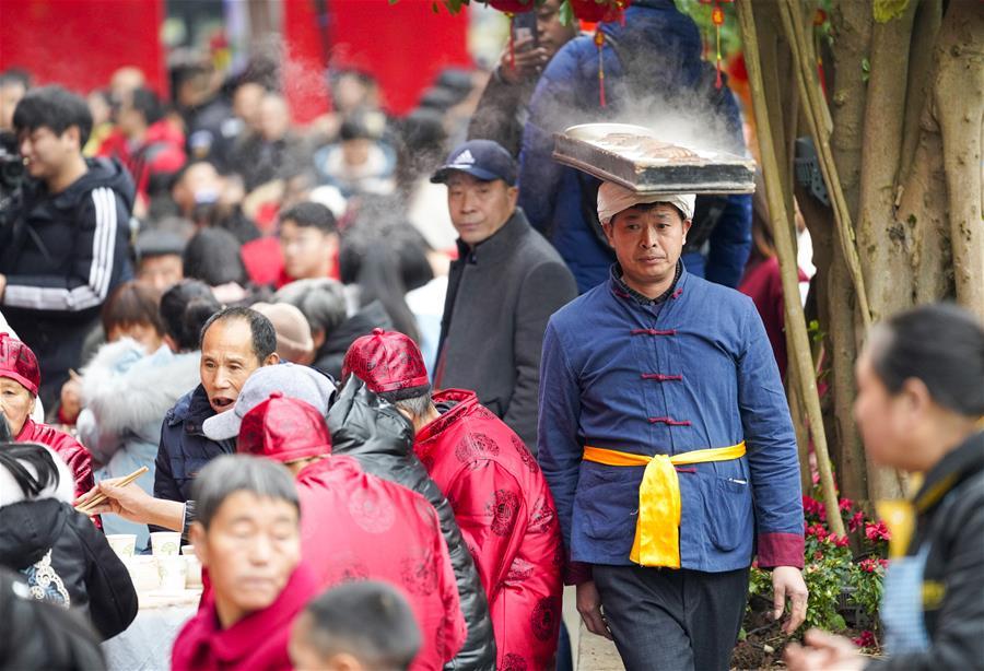 Grande banquete ao ar livre realizado em Chongqing