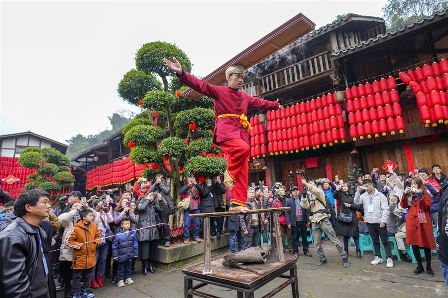 Grande banquete ao ar livre realizado em Chongqing