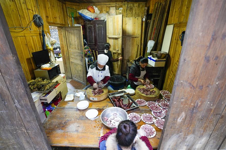 Grande banquete ao ar livre realizado em Chongqing