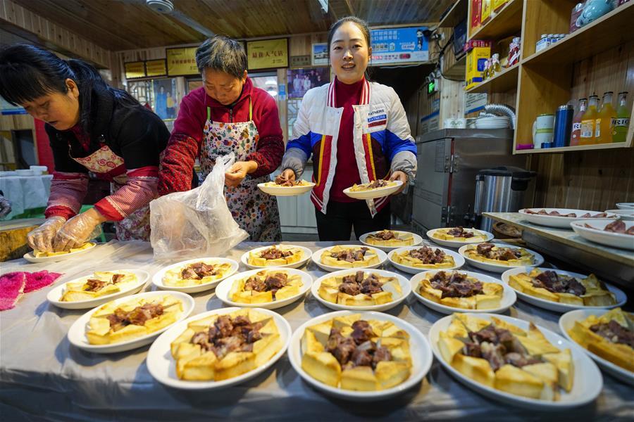 Grande banquete ao ar livre realizado em Chongqing