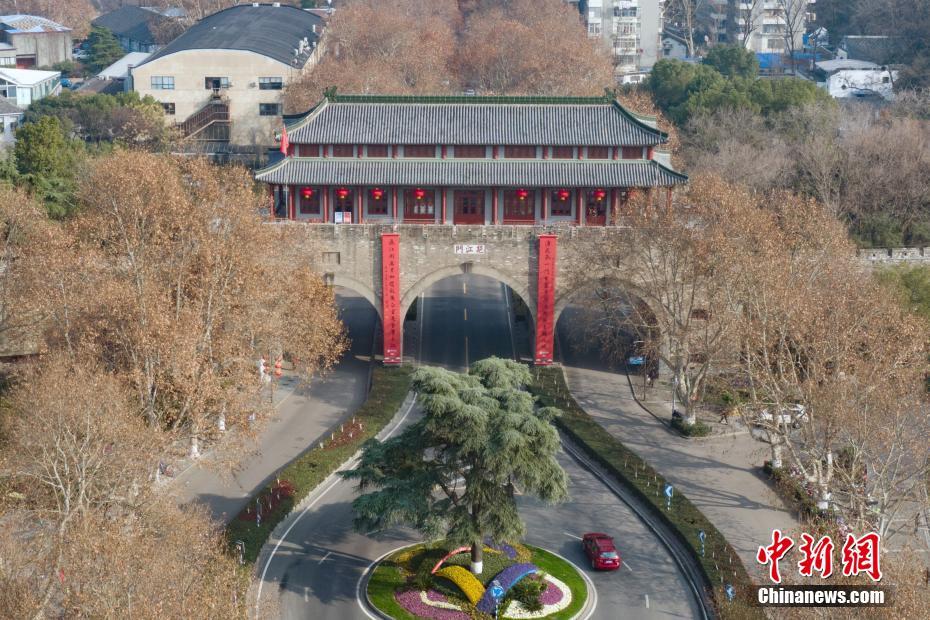 Nanjing decora portões da muralha para celebrar o Festival da Primavera