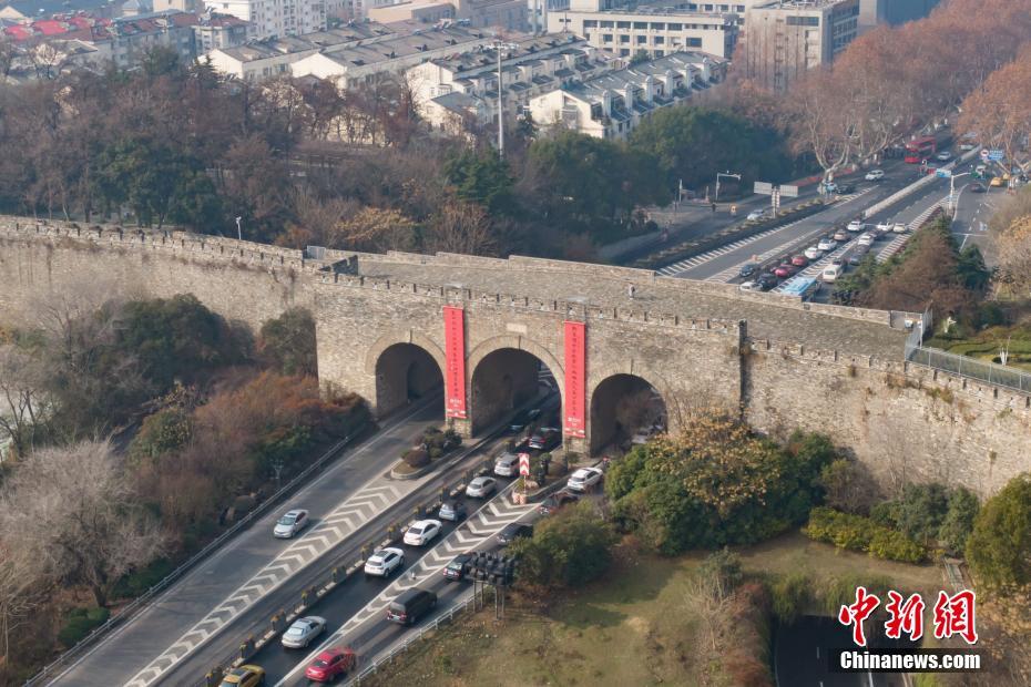 Nanjing decora portões da muralha para celebrar o Festival da Primavera