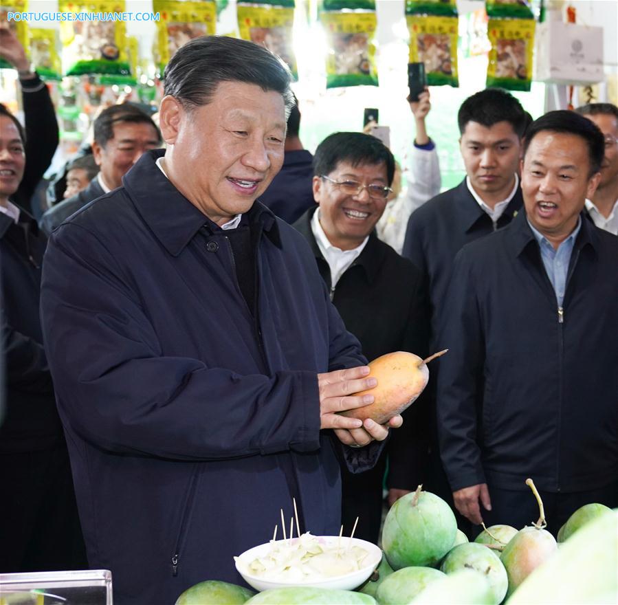 Xi inspeciona feira de compras para Festa da Primavera em Kunming