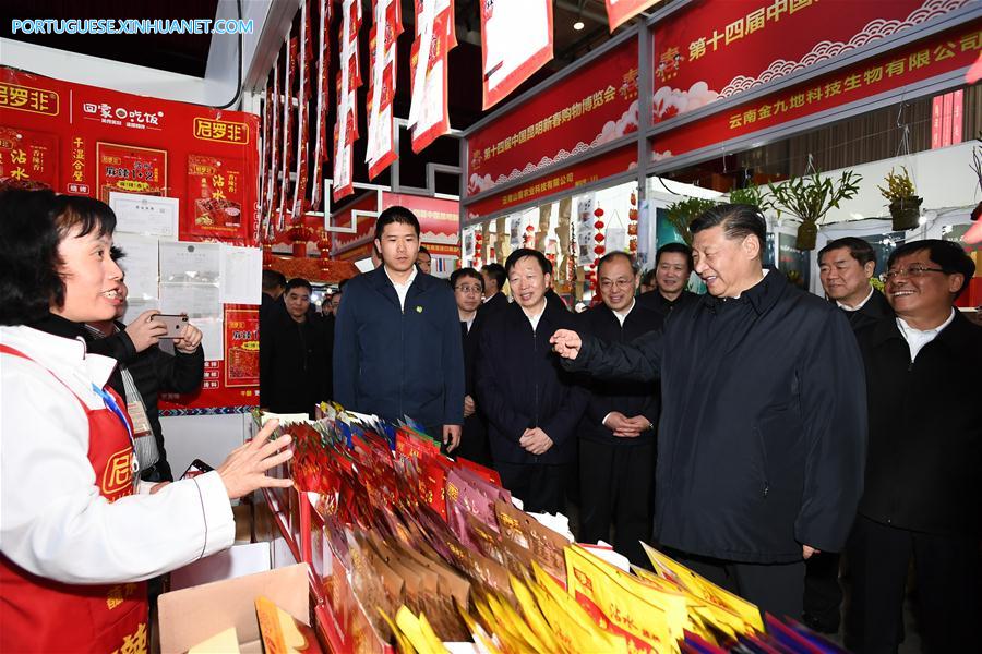 Xi inspeciona feira de compras para Festa da Primavera em Kunming