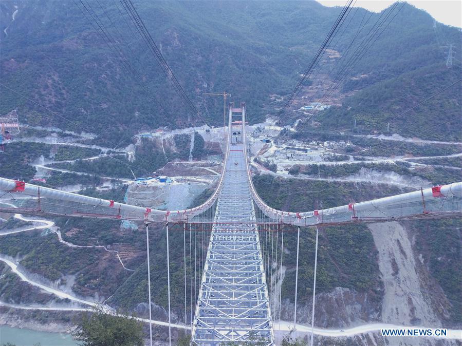 Ponte da Garganta do Salto do Tigre sobre rio Jinsha em construção