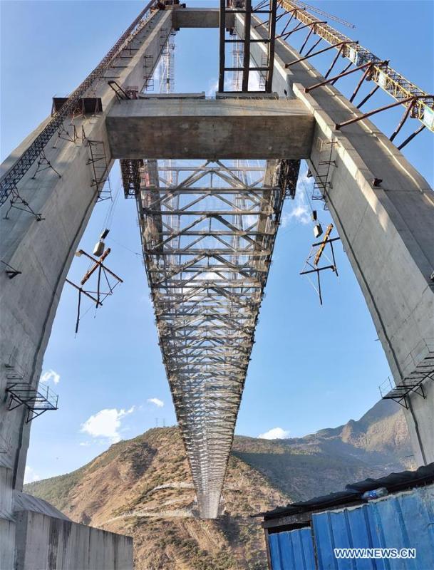 Ponte da Garganta do Salto do Tigre sobre rio Jinsha em construção