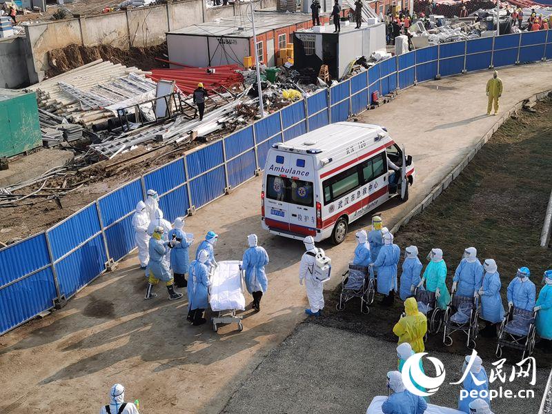 Primeiras ambulâncias a carregar pacientes infetados por novo coronavírus chegam ao Hospital Huoshenshan