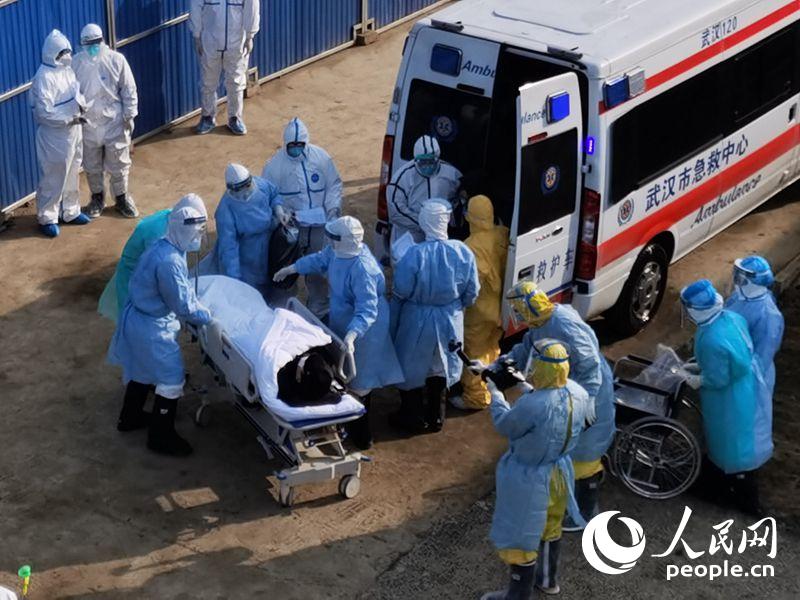 Primeiras ambulâncias a carregar pacientes infetados por novo coronavírus chegam ao Hospital Huoshenshan