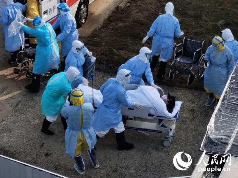 Primeiras ambulâncias a carregar pacientes infetados por novo coronavírus chegam ao Hospital Huoshenshan