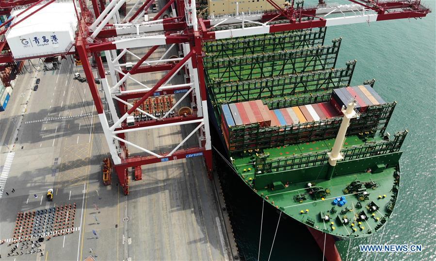 Maior navio porta-contêineres do mundo inicia viagem inaugural de Qingdao
