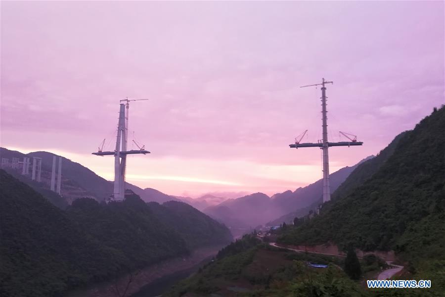 Construção da ponte do rio Xiangjiang retomada na província de Guizhou   