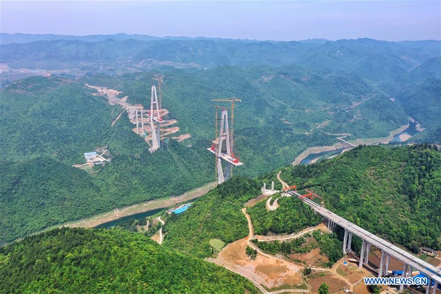 Construção da ponte do rio Xiangjiang retomada na província de Guizhou   