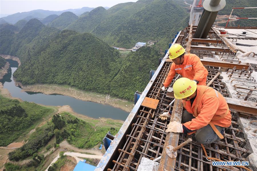 Construção da ponte do rio Xiangjiang retomada na província de Guizhou   