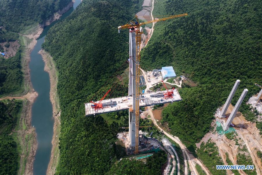 Construção da ponte do rio Xiangjiang retomada na província de Guizhou   