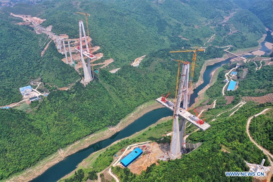 Construção da ponte do rio Xiangjiang retomada na província de Guizhou   