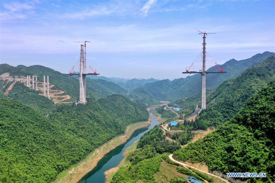 Construção da ponte do rio Xiangjiang retomada na província de Guizhou   