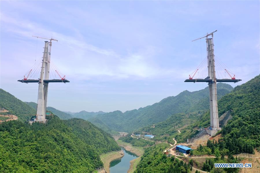 Construção da ponte do rio Xiangjiang retomada na província de Guizhou   