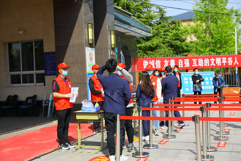 Estudantes de ensino médio em Beijing retomam aulas