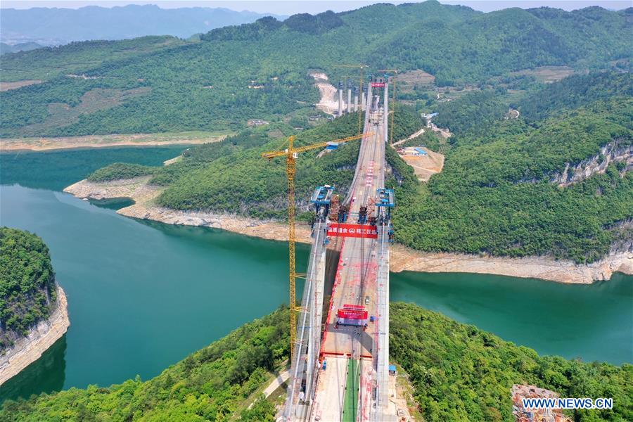 Galeria: Ponte Wujiang sobre Lago Feilong em construção em Guizhou

