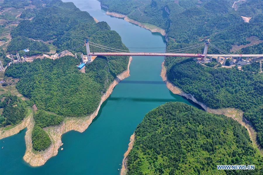 Galeria: Ponte Wujiang sobre Lago Feilong em construção em Guizhou

