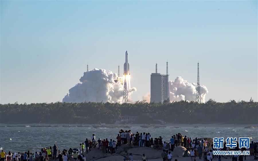 Foguete Longa Marcha-5B completa voo inaugural com sucesso, iniciando a construção da estação espacial chinesa

