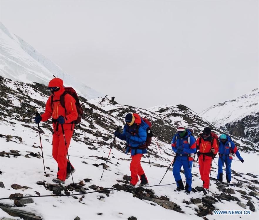 Membros da equipe de medição do cume do Monte Qomolangma chegam ao acampamento de base a uma altitude de 6.500 metros


