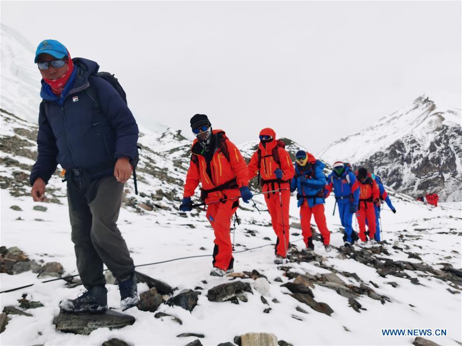 Membros da equipe de medição do cume do Monte Qomolangma chegam ao acampamento de base a uma altitude de 6.500 metros


