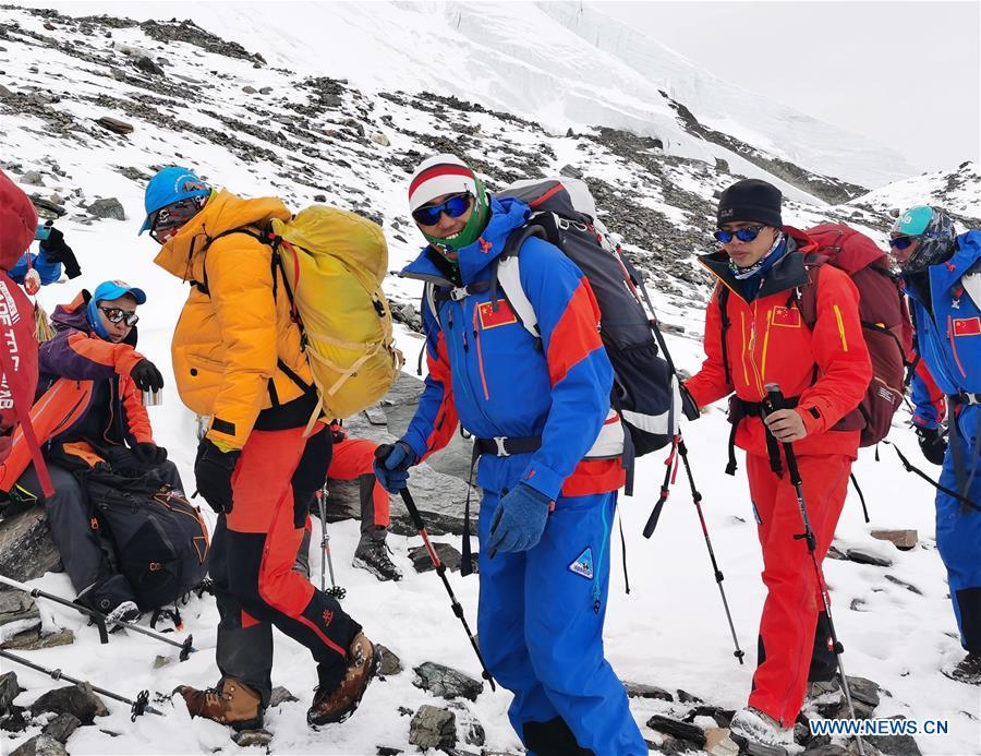 Membros da equipe de medição do cume do Monte Qomolangma chegam ao acampamento de base a uma altitude de 6.500 metros


