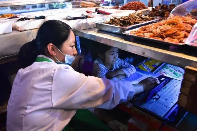 Hubei: menina de 7 anos assiste a aulas online em mercado, comovendo internautas

