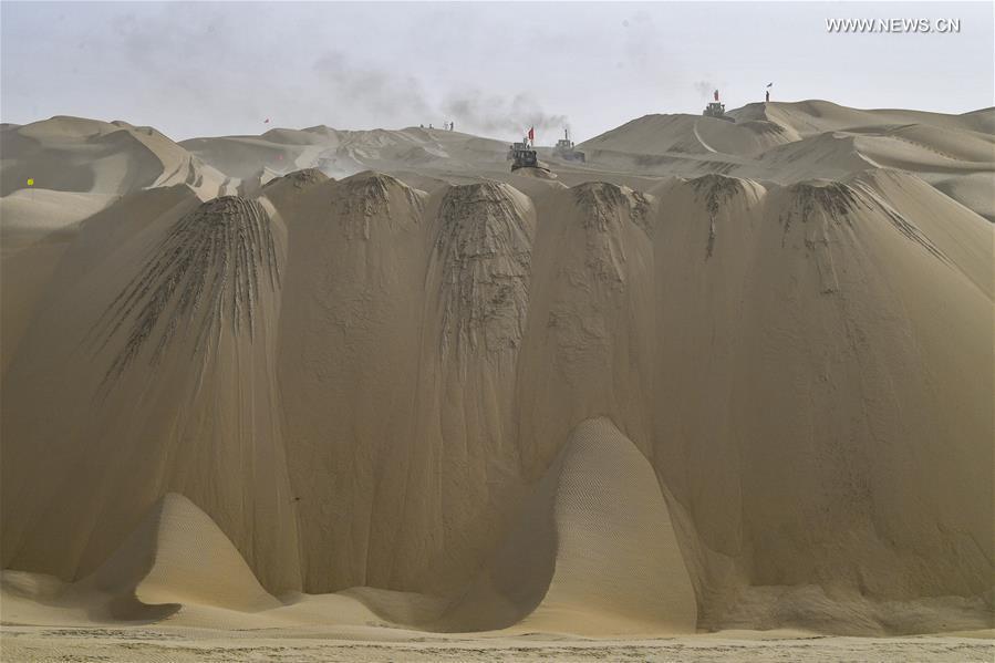 Construção de rodovia atravessando deserto de Taklimakan entra na fase final