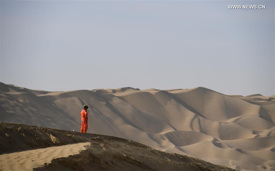 Construção de rodovia atravessando deserto de Taklimakan entra na fase final