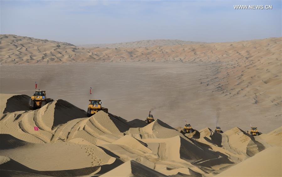 Construção de rodovia atravessando deserto de Taklimakan entra na fase final