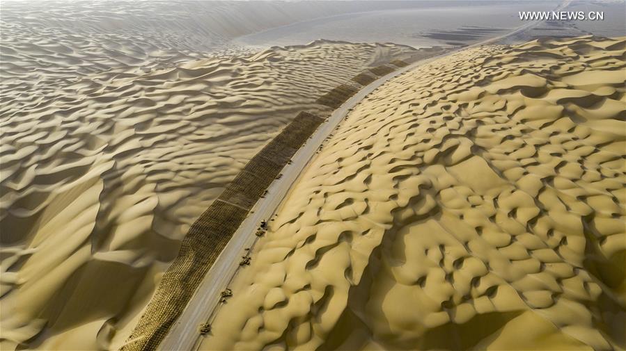 Construção de rodovia atravessando deserto de Taklimakan entra na fase final