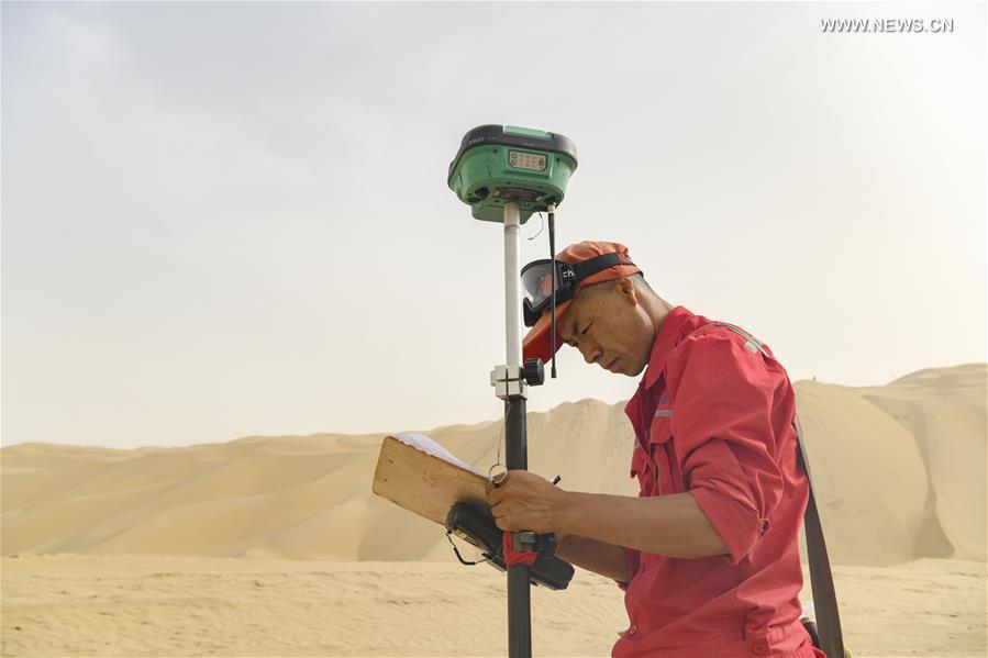 Construção de rodovia atravessando deserto de Taklimakan entra na fase final