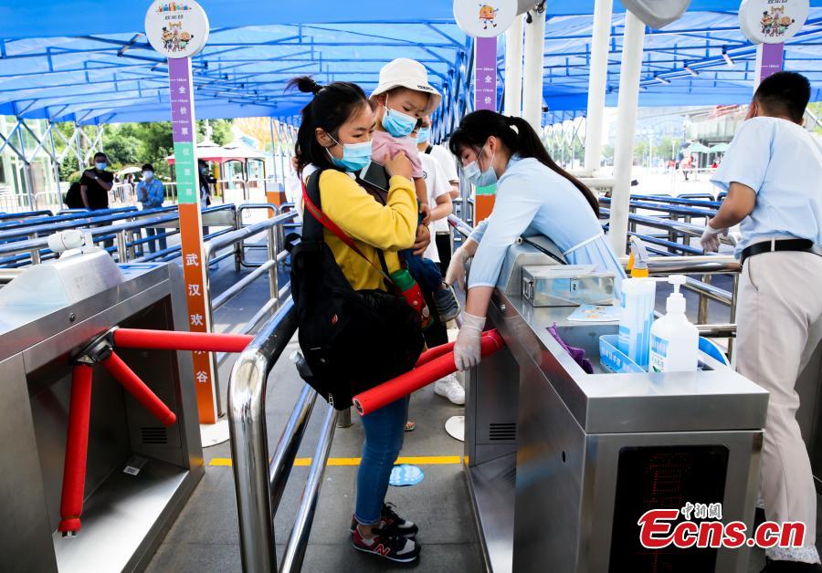 Parque temático Happy Valley de Wuhan reabre com número limitado de visitantes