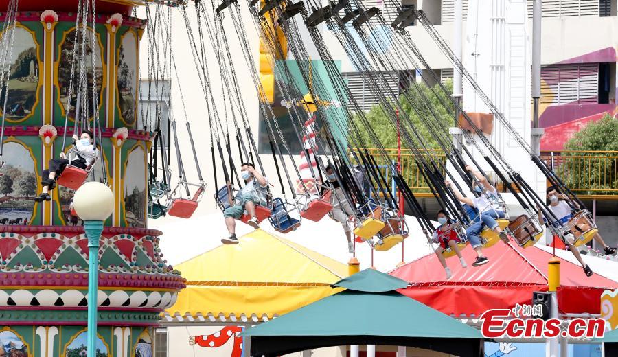 Parque temático Happy Valley de Wuhan reabre com número limitado de visitantes