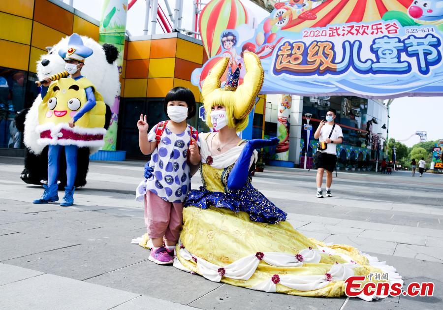 Parque temático Happy Valley de Wuhan reabre com número limitado de visitantes