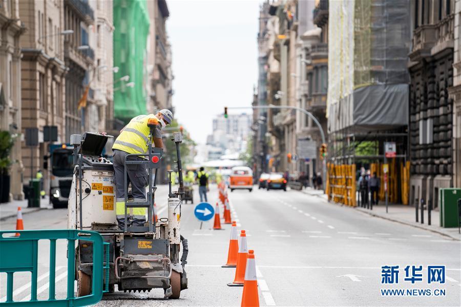 Barcelona alarga calçadas para garantir distância social