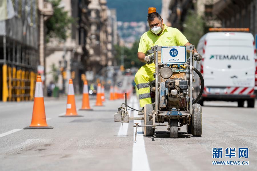 Barcelona alarga calçadas para garantir distância social