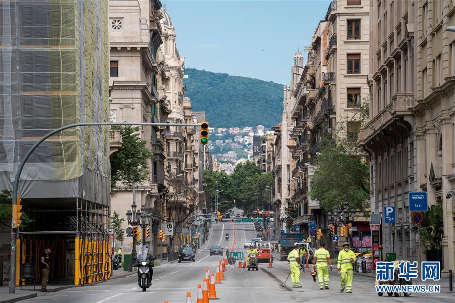 Barcelona alarga calçadas para garantir distância social